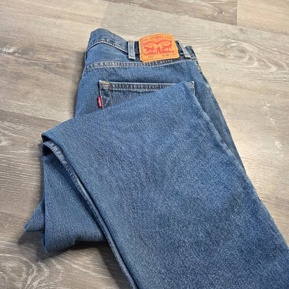 Men’s Levi’s 550 Relaxed Fit Jeans – Medium Wash – Size W38 L29
